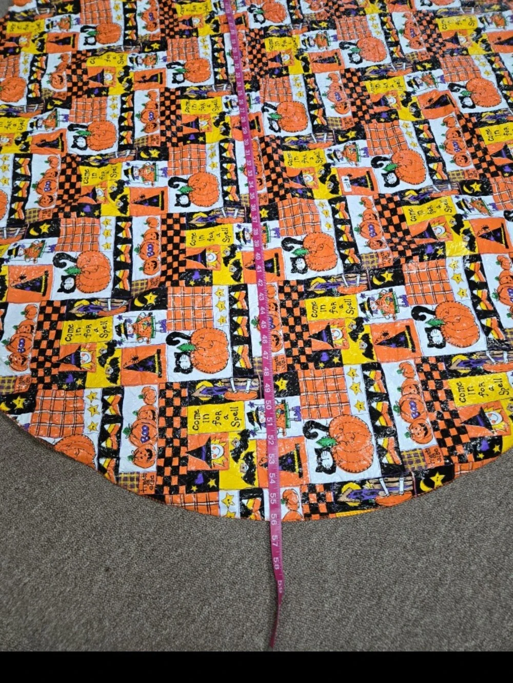 VINTAGE HALLOWEEN 56IN ROUND PLASTIC GRAPHIC TABLE CLOTH